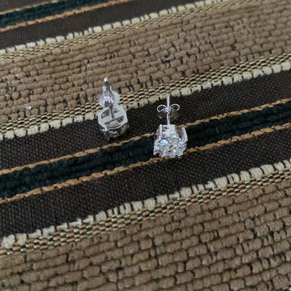 925 - 0.50ct Moissanite stud earrings. Brand New with box. - Picture 7 of 9